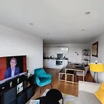 Spacious & Serene Stay In London